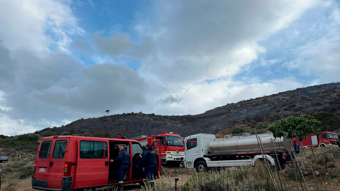 Χωρίς ενεργό μέτωπο η φωτιά στην Κερατέα, παραμένουν οι ισχυροί άνεμοι