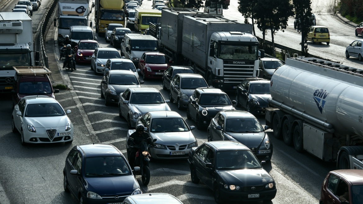Κίνηση τώρα: Μποτιλιάρισμα χιλιομέτρων στον Κηφισό λόγω τροχαίου - Συγκρούστηκαν νταλίκα με 2 ΙΧ

