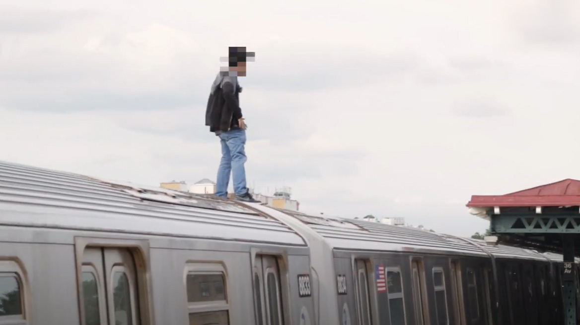 Δύο νέοι νεκροί κάτω από γέφυρα στο Βερολίνο - Έκαναν train surfing