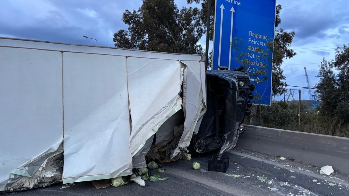 Aνατροπή νταλίκας στο ύψος του Σκαραμαγκά Aνατροπή νταλίκας στο ύψος του Σκαραμαγκά