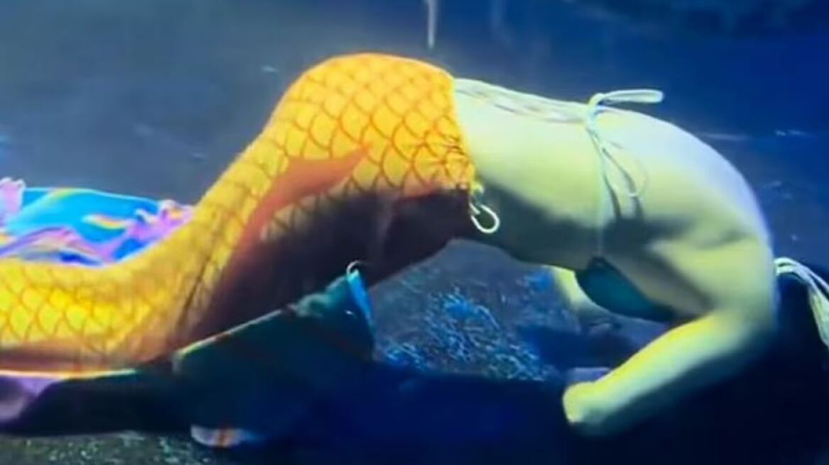 Κίνα: «Γοργόνα» έχασε τις αισθήσεις της σε πισίνα πάρκου στην Κίνα - Έμεινε δύο λεπτά κάτω από το νερό