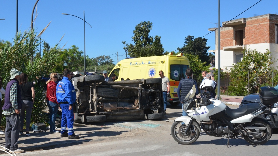 Αυτοκίνητο παραβίασε STOP και προκάλεσε τροχαίο με 3 τραυματίες στην Πρέβεζα - Δείτε φωτογραφίες