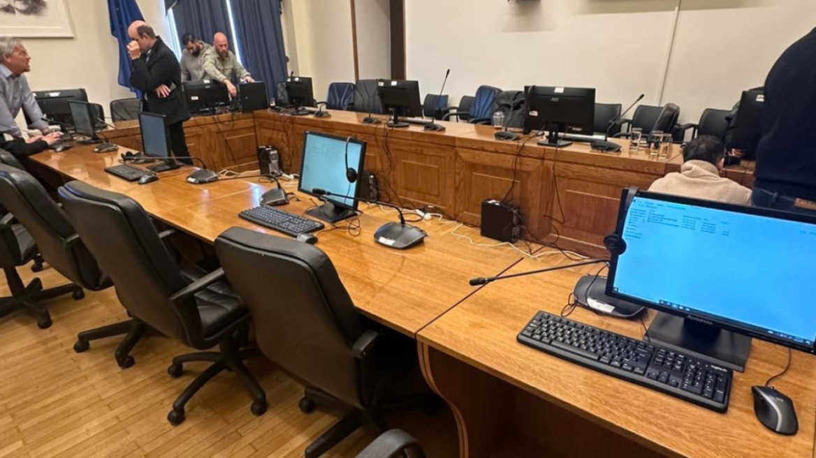 Βουλευτές-«παπαράτσι» προσπάθησαν να φωτογραφίσουν τη δικογραφία για τα Τέμπη