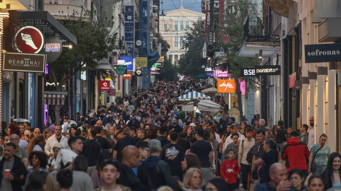 Μεσοπρόθεσμο: Πρωτογενές πλεόνασμα έκπληξη 3,2% και το 2025 - Ποιες παροχές ενσωματώνει