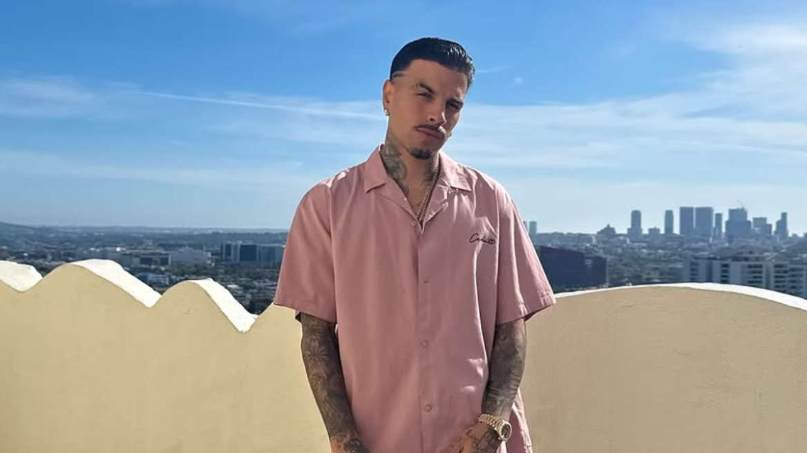 Ράου Αλεχάντρο: Σκίστηκε το παντελόνι του, ενώ χόρευε στη σκηνή - Δείτε βίντεο