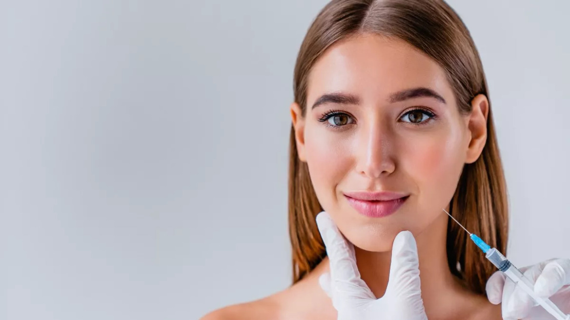 Γιατρός κάνει botox στη μία πλευρά του προσώπου της και αποκαλύπτει τις εκπληκτικές διαφορές