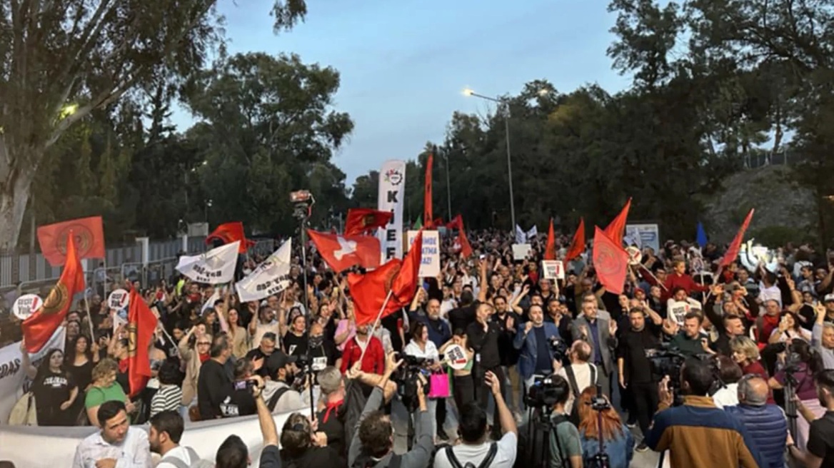 Κύπρος: Διαδηλώσεις και γενική απεργία στα κατεχόμενα κατά της χρήσης μαντίλας σε δημόσια λύκεια 