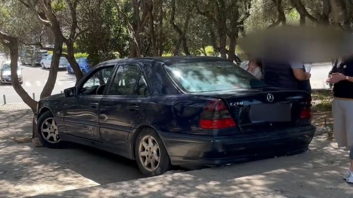 Ατύχημα έξω από το Ηρώδειο: Αυτοκίνητο καβάλησε τον πεζόδρομο και «κατέβηκε» τα σκαλιά, δείτε βίντεο