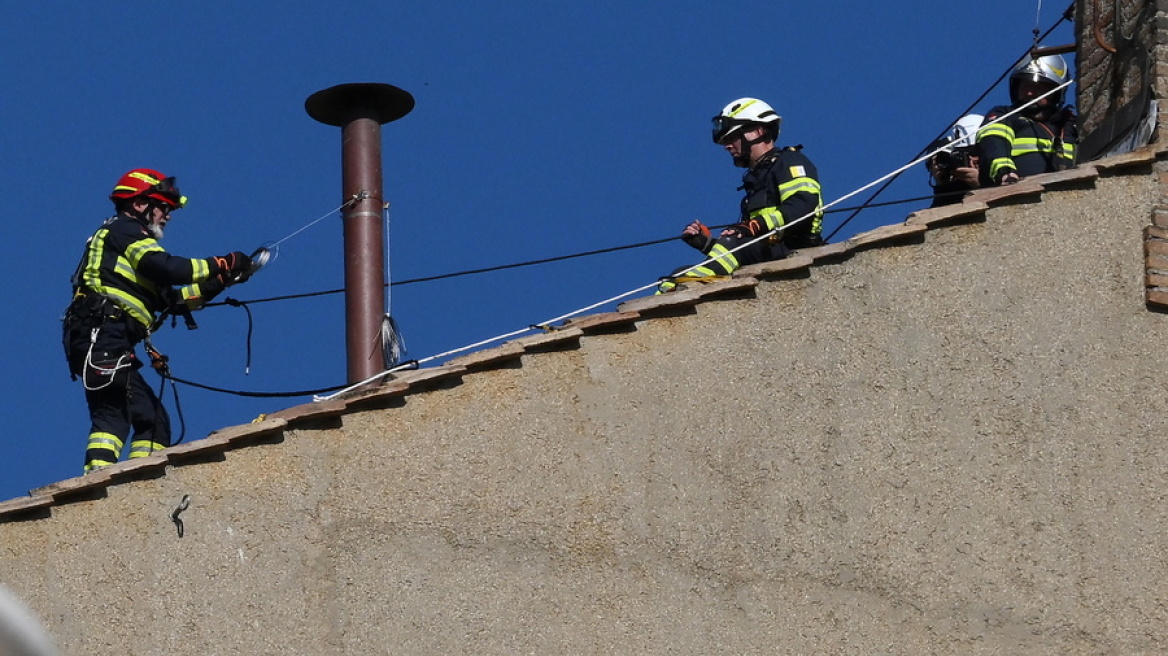 Στήθηκε η καμινάδα στην Καπέλα Σιστίνα - Αντίστροφη μέτρηση για το κονκλάβιο, δείτε φωτογραφίες