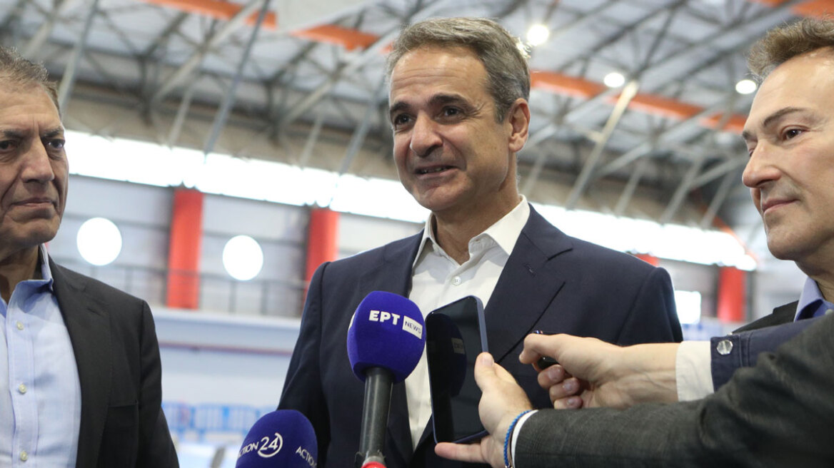 Μητσοτάκης: Στα ανακαινισμένα γήπεδα στίβου και ξιφασκίας στην Παιανία - «Η υποστήριξη του αθλητισμού απαιτεί επένδυση σε υποδομές»