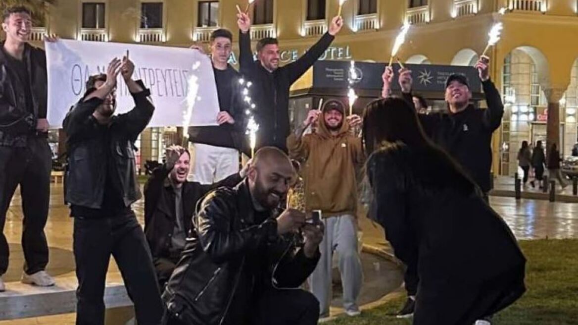 Θεσσαλονίκη: Πρόταση γάμου με πυρσούς στην πλατεία Αριστοτέλους - Είπε «ναι» η νύφη
