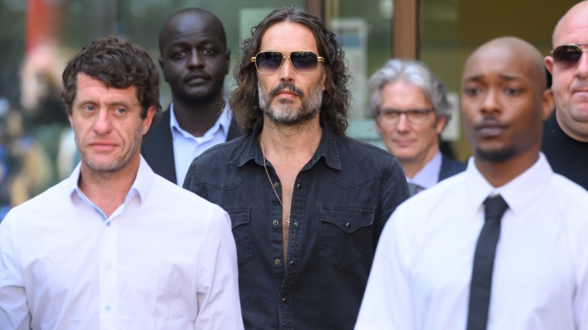 Ξεκίνησε η δίκη του Ράσελ Μπραντ για τις κατηγορίες βιασμού - Ελεύθερος υπό όρους μετά την εμφάνισή του στο δικαστήριο