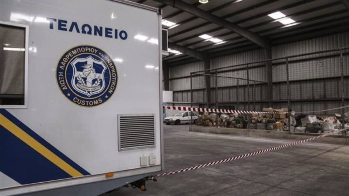 Κουτάβια, οδοντοστοιχίες και γραβάτες - Όλα όσα εντόπισαν οι τελωνειακές υπηρεσίες της ΑΑΔΕ