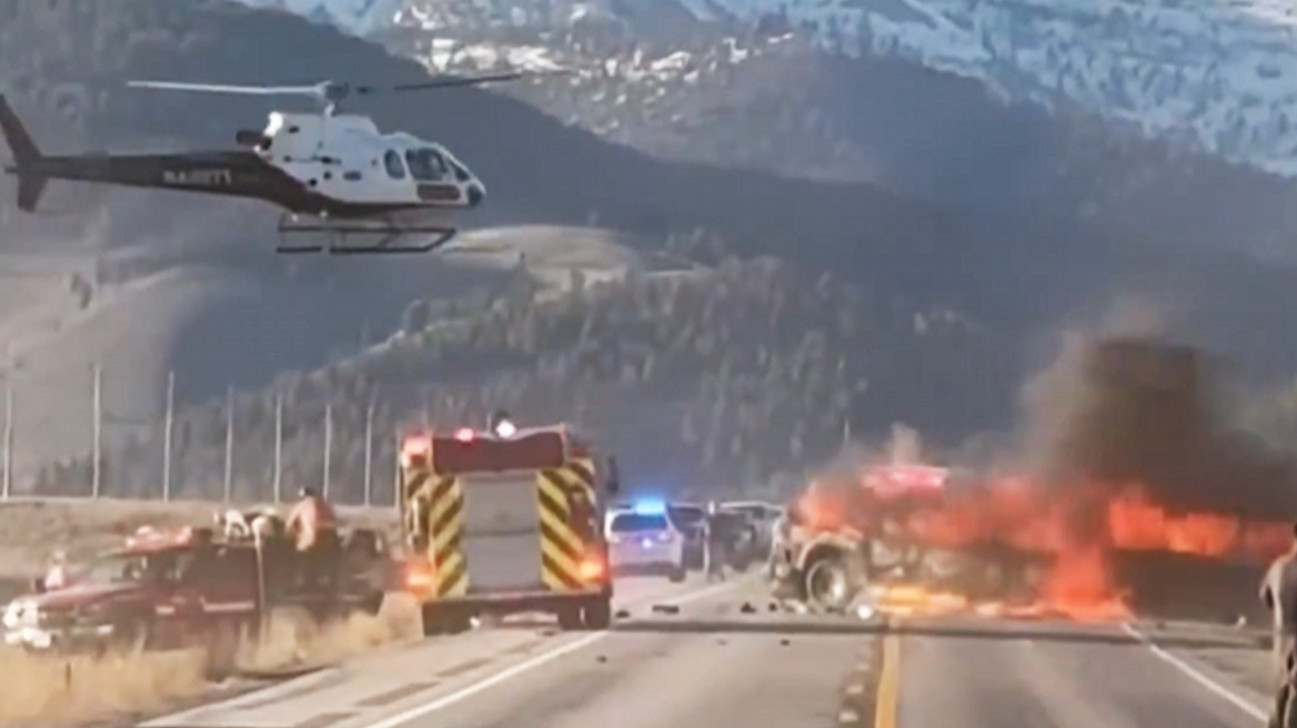 Παρανάλωμα του πυρός τουριστικό βαν και αγροτικό μετά από τροχαίο στο Άινταχο, τουλάχιστον επτά νεκροί - Δείτε βίντεο