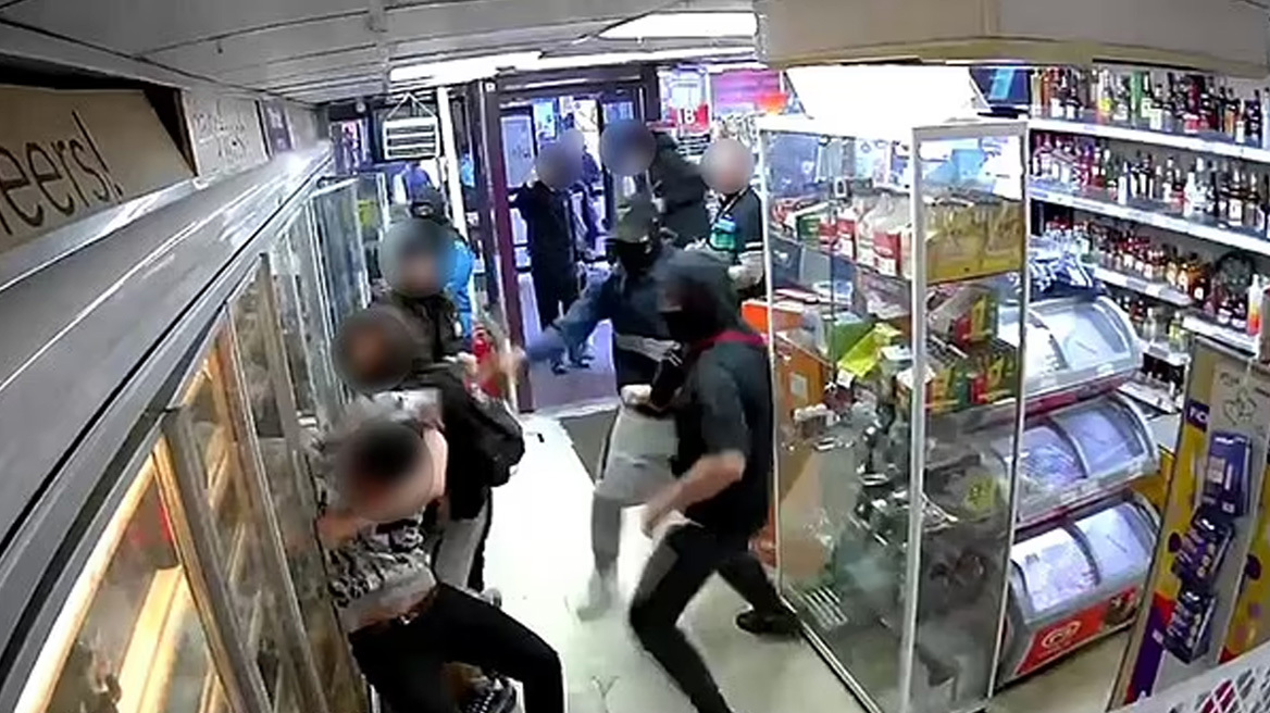 Βίντεο: Ανήλικοι στη Βρετανία ξυλοκόπησαν άγρια υπάλληλο και λεηλάτησαν κατάστημα 