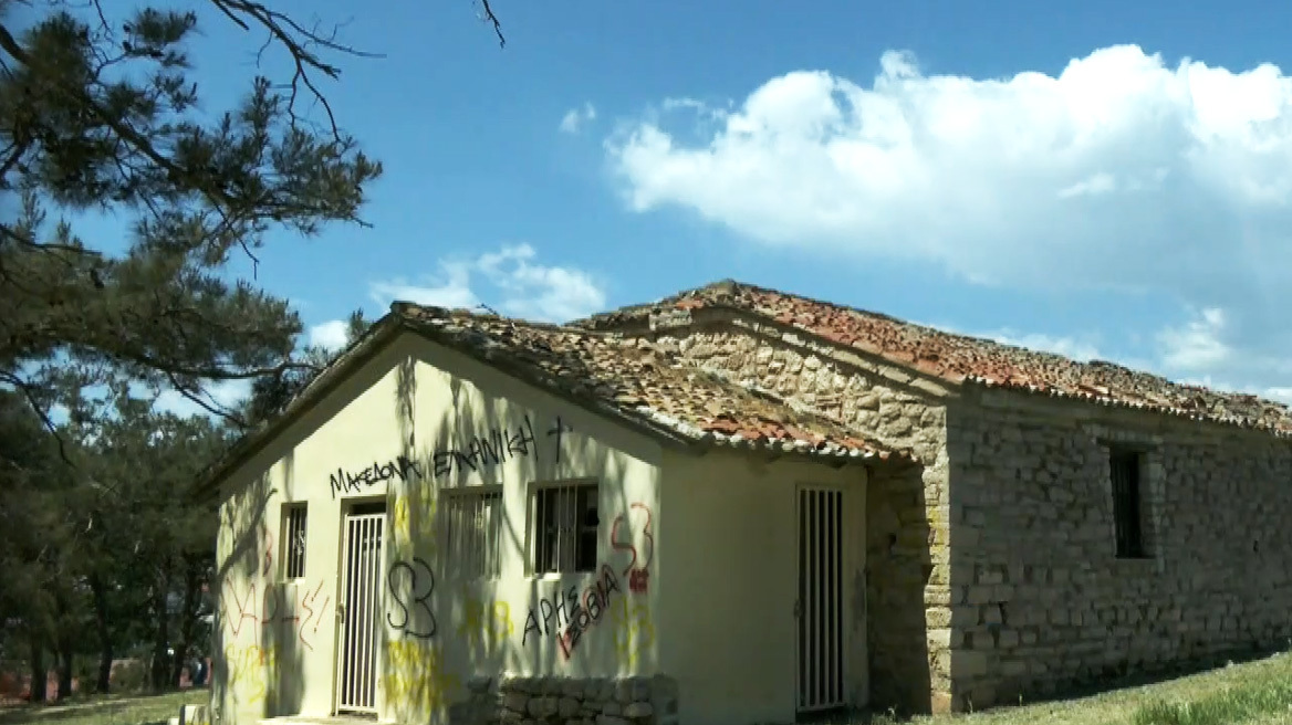 Βανδαλισμοί και γκράφιτι στον βυζαντινό Πύργο Νέας Φώκαιας στη Χαλκιδική - Δείτε βίντεο