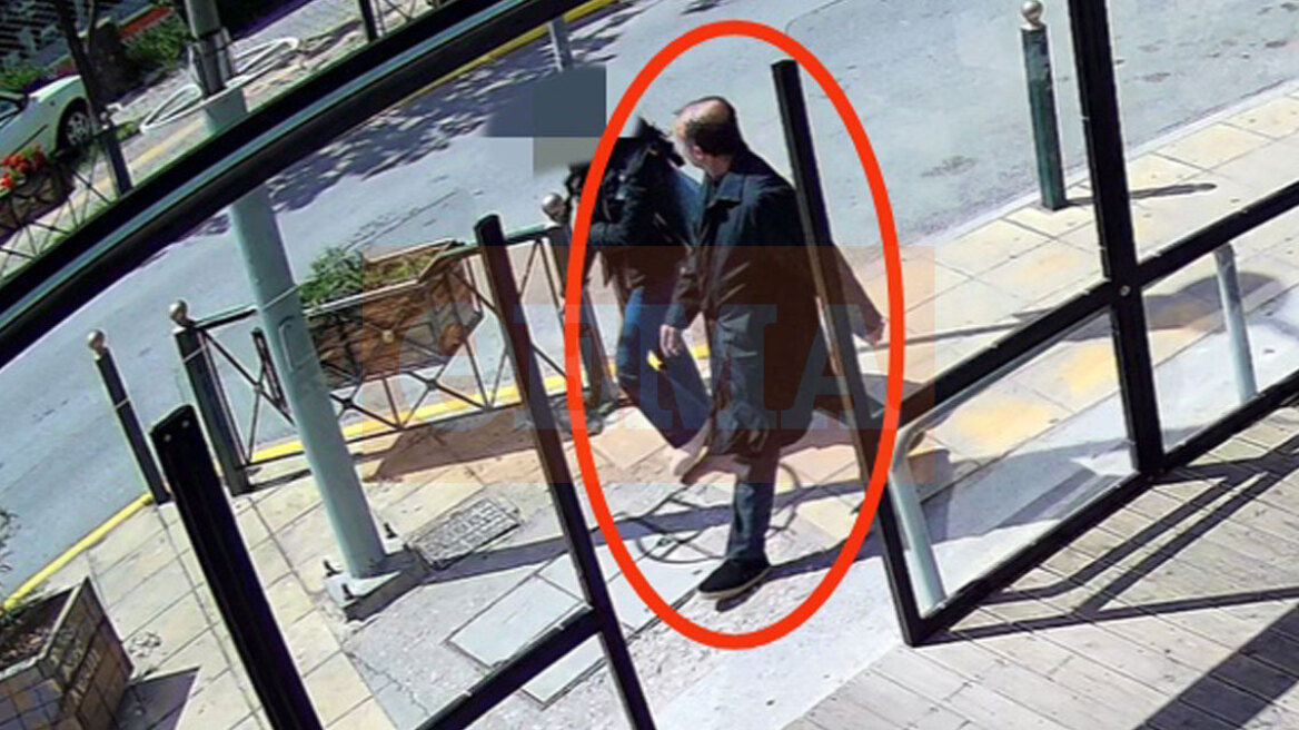 Μαρούσι: Βίντεο με τον «δράκο» που φοράει καμπαρντίνα και παρενοχλεί ανήλικες 