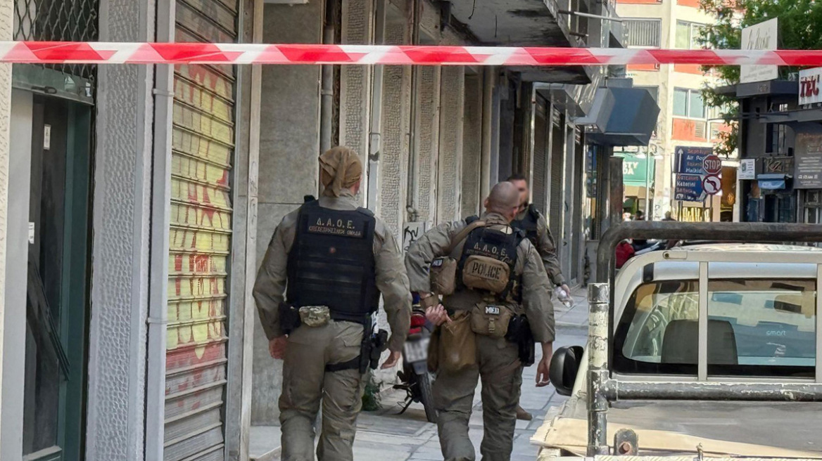 Ένα κιλό εκρηκτικά και πυροκροτητές στο διαμέρισμα που έμενε η 39χρονη που σκοτώθηκε στην έκρηξη στη Θεσσαλονίκη 