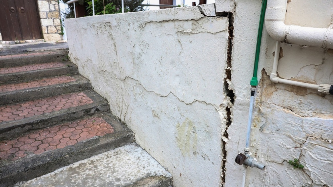 Έτσι δημιουργήθηκαν οι ρηγματώσεις στις Βούτες – «Το φαινόμενο εντάθηκε με τη διαρροή νερού», λέει ο καθηγητής Ζεληλίδης