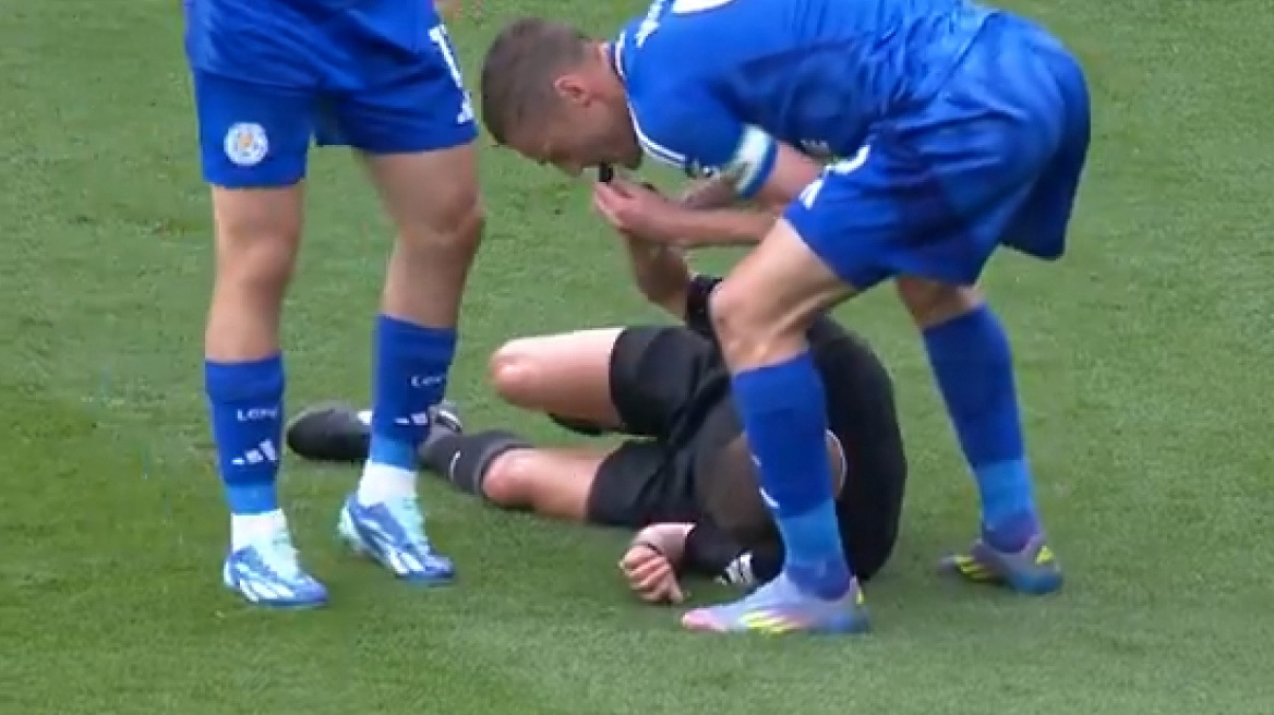 Viral στιγμή στην Premier League: Ο Τζέιμι Βάρντι σφυρίζει για να σταματήσει ο αγώνας μετά από τραυματισμό διαιτητή 