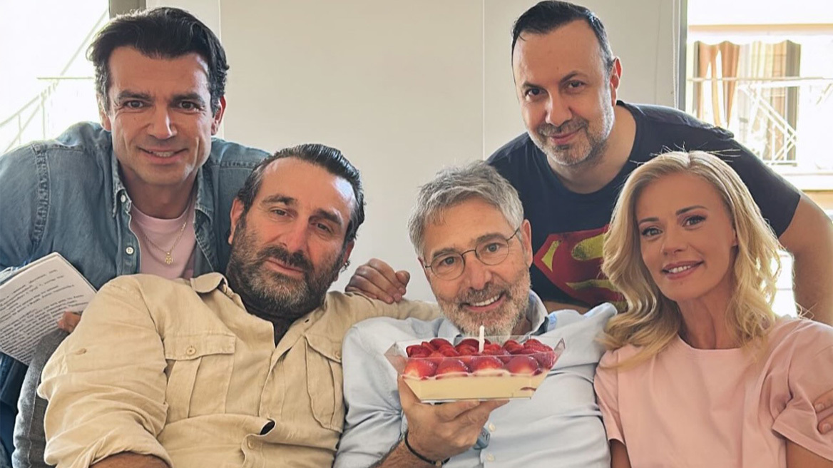 Ο Θοδωρής Αθερίδης έγινε 60 ετών - Η έκπληξη και το τρυφερό φιλί από τη Ζέτα Μακρυπούλια