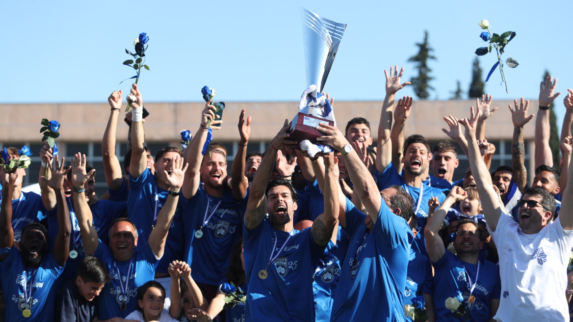 Βίντεο: Η απονομή στην πρωταθλήτρια Κηφισιά, με άμαξα έφτασε το τρόπαιο στο Ζηρίνειο 