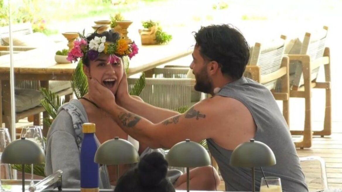 Big Brother: Ο Μπάμπης χάρισε ένα στεφάνι από λουλούδια στη Μαρικέλλυ - Τα σχόλια στο Twitter για το πρώτο φλερτ