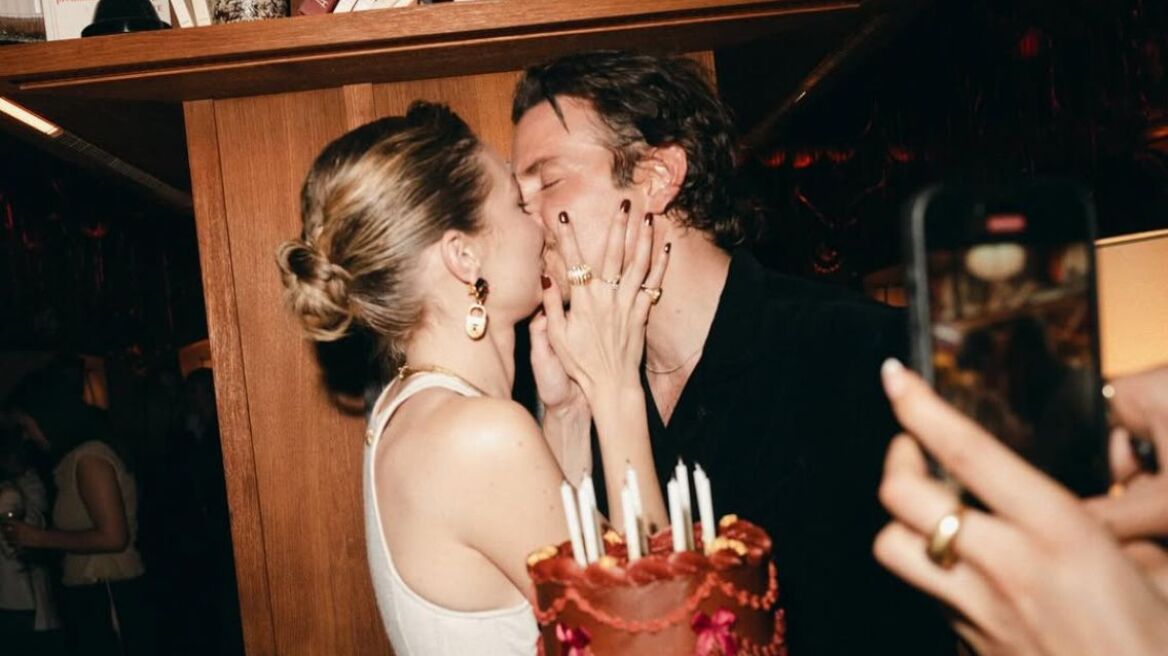 Η Τζίτζι Χαντίντ δημοσίευσε την πρώτη της φωτογραφία με τον Μπράντλεϊ Κούπερ - Το φιλί του ζευγαριού στα γενέθλιά της