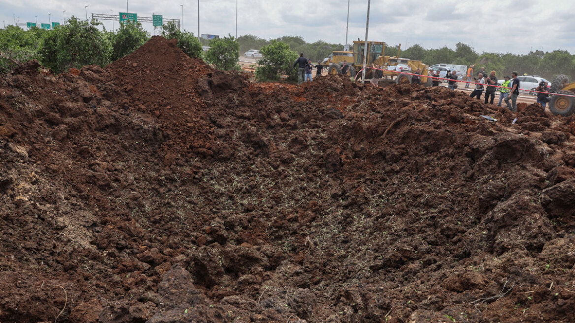 Επίθεση στο Ισραήλ: Δείτε τον πελώριο κρατήρα που δημιούργησε ο πύραυλος των Χούθι κοντά στο αεροδρόμιο «Μπεν Γκουριόν»