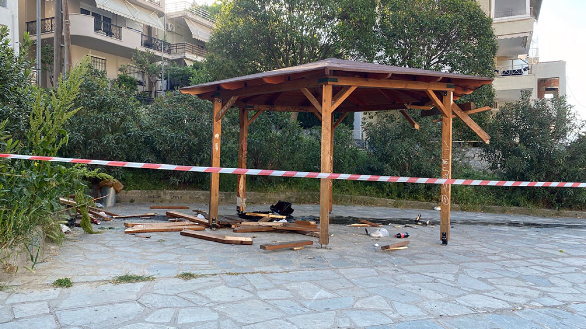 Καβάλα: Μεθυσμένος οδηγός έπεσε σε κιόσκι όπου καθόταν παρέα νεαρών – Δύο τραυματίες