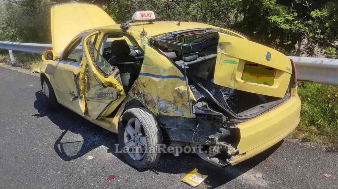 Φορτηγό σμπαράλιασε ταξί στην Αθηνών - Λαμίας, σώθηκαν από θαύμα οι τέσσερις επιβαίνοντες 
