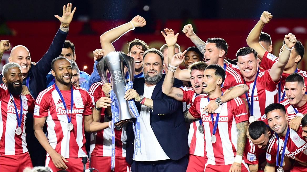 Στον ουρανό του Πειραιά η κούπα του 48ου πρωταθλήματος του Ολυμπιακού - Βίντεο, φωτογραφίες