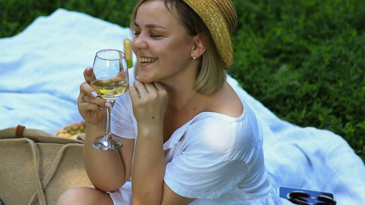 Λευκό κρασί και σαμπάνια: Το εκπληκτικό όφελός τους σύμφωνα με νέα έρευνα σε 500.000 άτομα