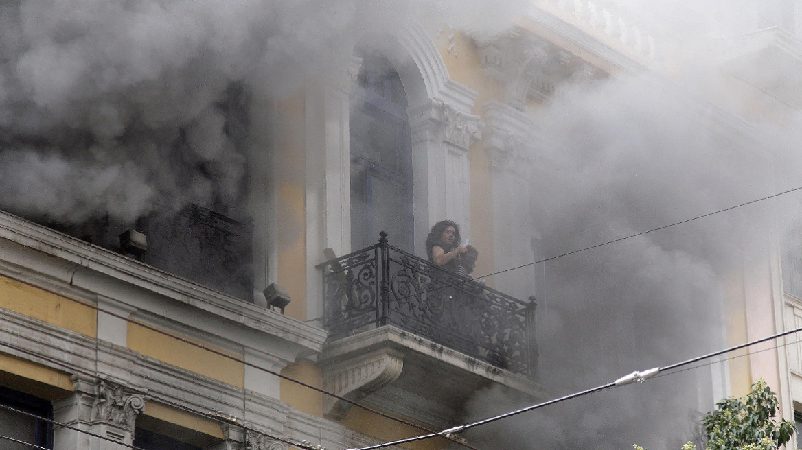 Εμπρησμός της τράπεζας Marfin: 15 χρόνια μετά και οι νεκροί ακόμα ψάχνουν δικαίωση