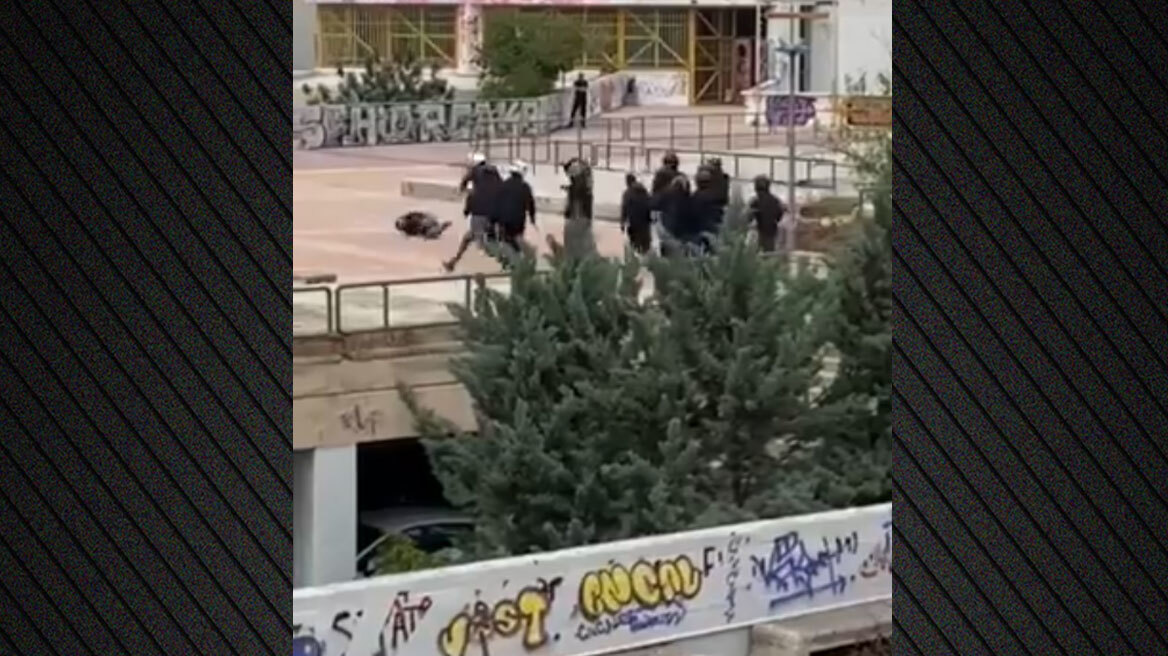 Βίντεο: Ο «εμφύλιος» των κουκουλοφόρων στην Πολυτεχνειούπολη - Αγριο ξύλο πριν το επεισόδιο στο κυλικείο