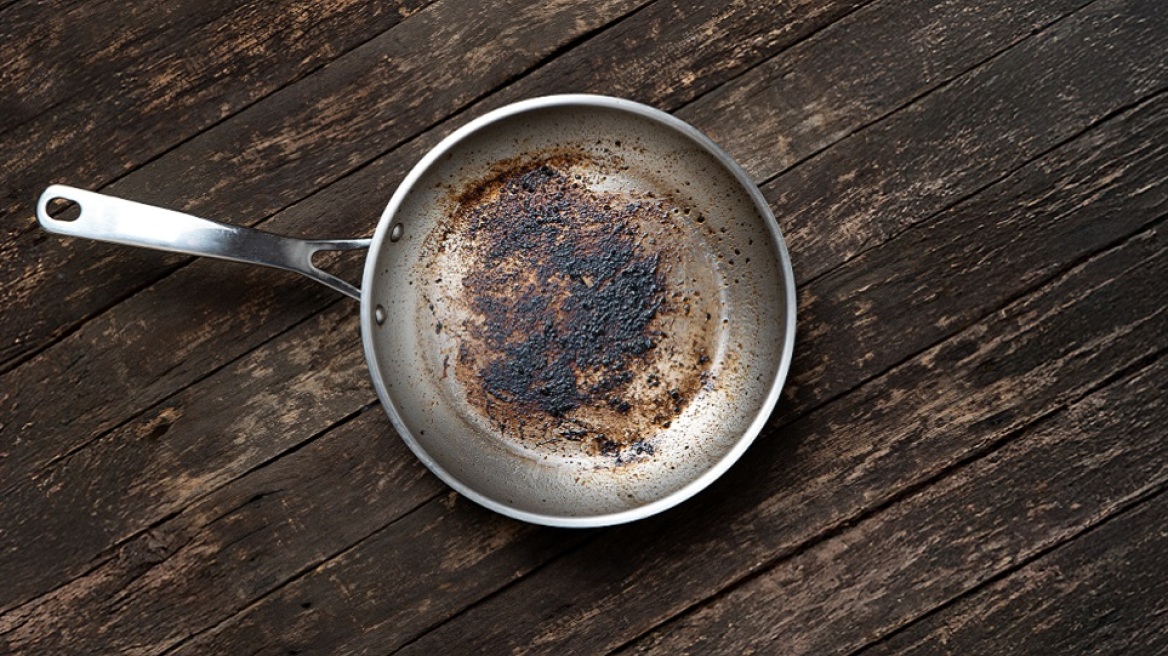 Το «μόνο πράγμα» που θα χρειαστείτε για να καθαρίσετε τα καμένα λίπη