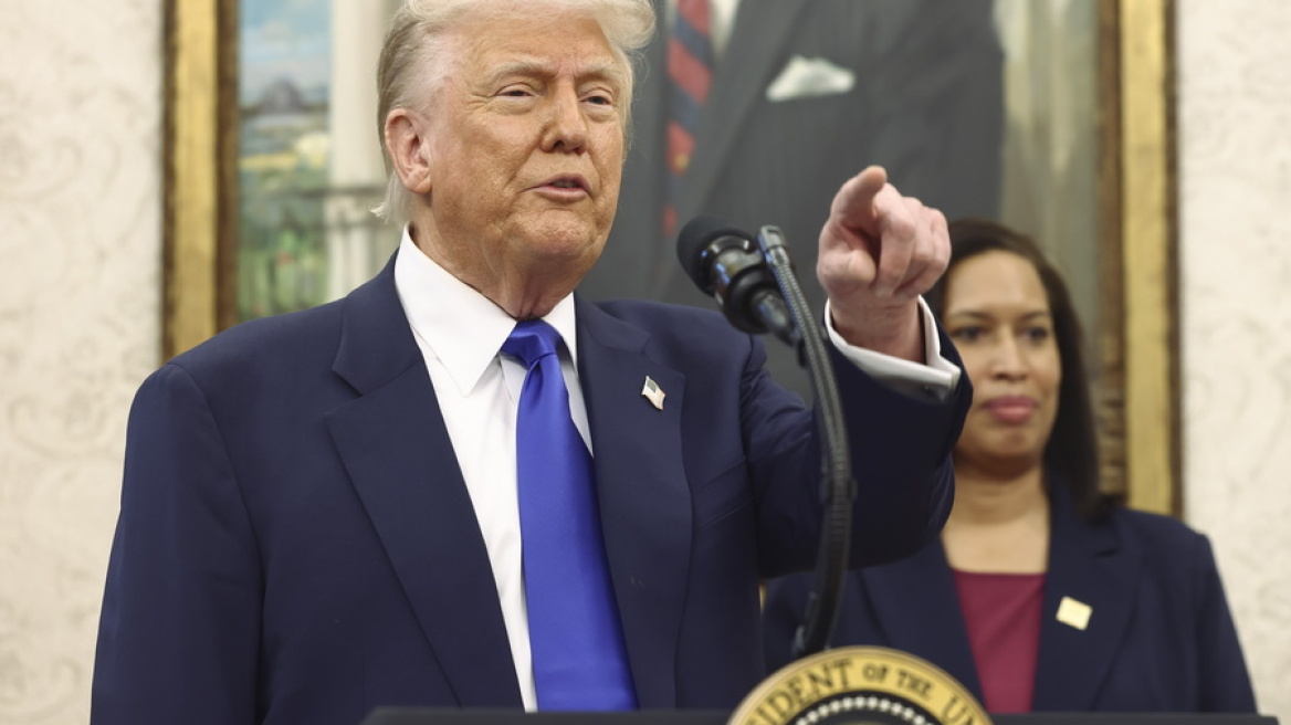 «Ήταν ένα αστείο» η φωτογραφία που με δείχνει Πάπα, λέει ο Τραμπ - Η Μελάνια «τη βρήκε χαριτωμένη»