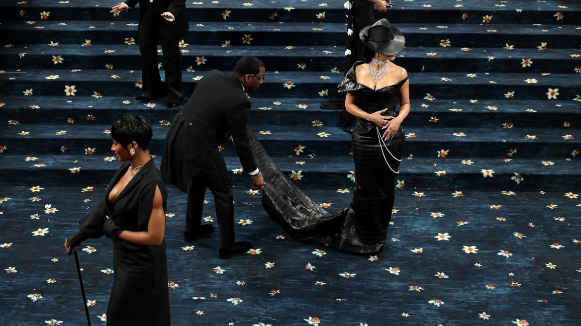 Met Gala 2025: Το αμήχανο ατύχημα της Κιμ Καρντάσιαν (βίντεο)