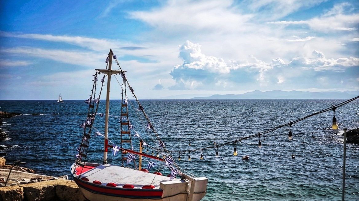 Καιρός: Ξεπέρασε τους 33°C το θερμόμετρο την Τρίτη - Επιμένει η ζέστη και η σκόνη την Τετάρτη