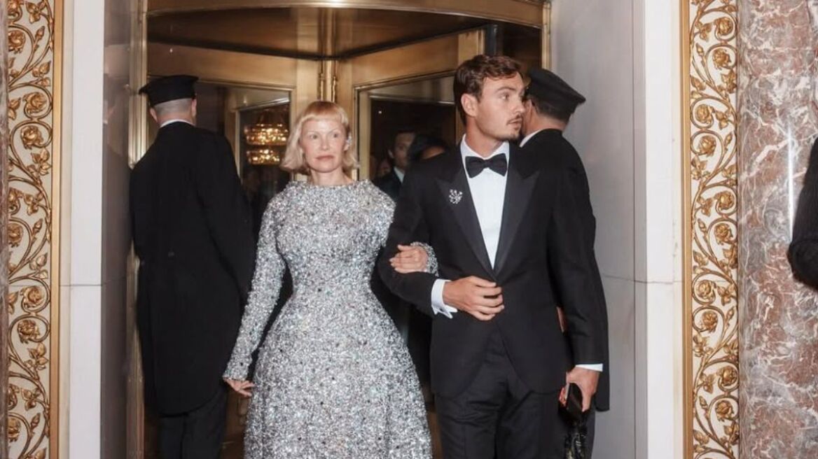 Πάμελα Άντερσον: Με τον μεγαλύτερο γιο της εμφανίστηκε στο Met Gala 2025 η ηθοποιός