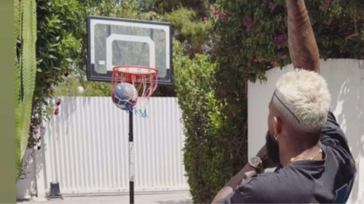 Ο Ροντινέι έπαιξε μπάσκετ στην αυλή του και ζήτησε συμβουλές από τον Βεζένκοφ - Βίντεο