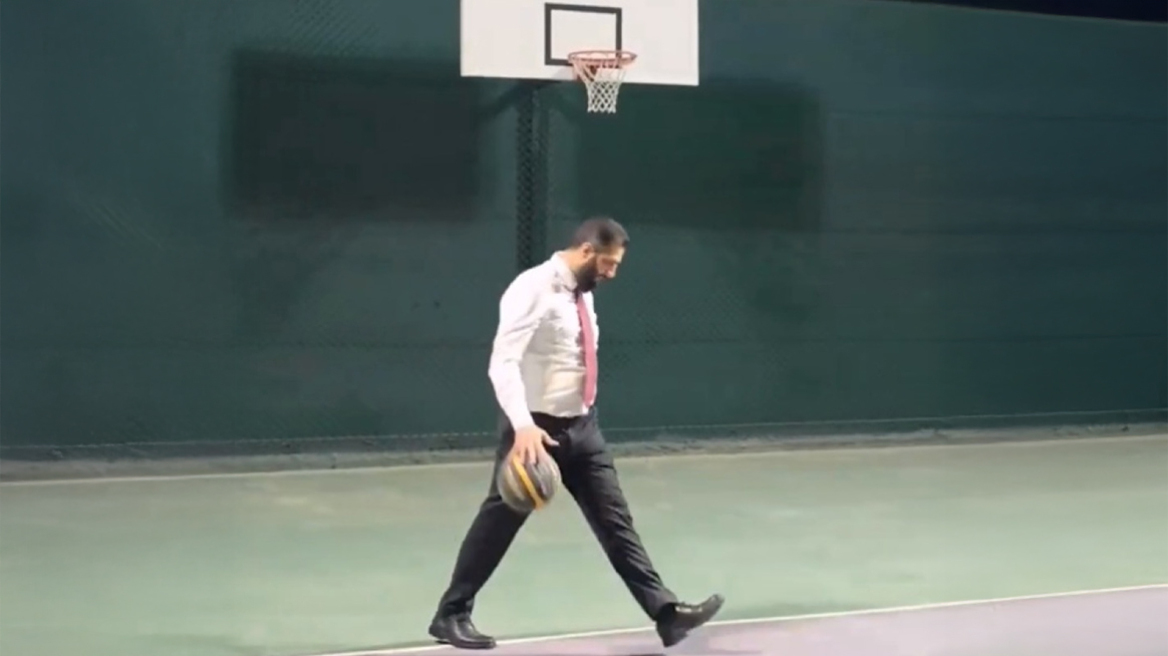 Με πουκάμισο και γραβάτα ο αλ-Σαράα παίζει μπάσκετ σε γήπεδο στη Δαμασκό - Δείτε το βίντεο
