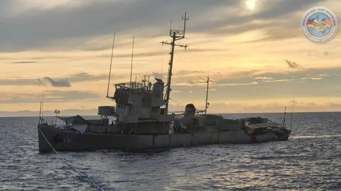 Πλοίο-στόχος βυθίστηκε σε άσκηση στις Φιλιππίνες πριν προλάβει το Πολεμικό Ναυτικό
