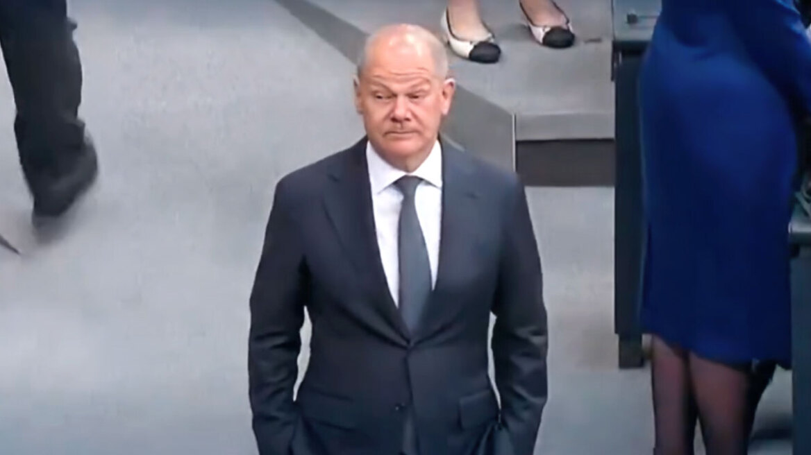 Γερμανία: Ξαφνιασμένος και ο Σολτς, φεύγει κουνώντας το κεφάλι από τη Bundestag - Δείτε βίντεο