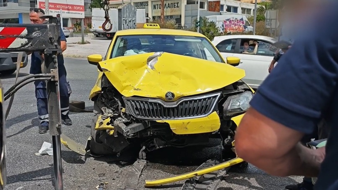Σύγκρουση ΙΧ με ταξί στη λεωφόρο Μαραθώνος με έναν τραυματία - Δείτε βίντεο 