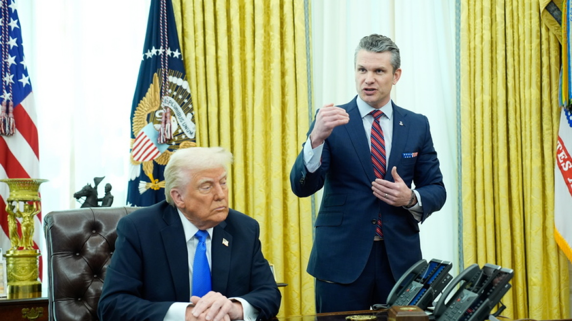 Αποκάλυψη Reuters: Με προφορική εντολή του Χέγκσεθ -εν αγνοία του Τραμπ- είχαν παγώσει οι αποστολές όπλων στην Ουκρανία