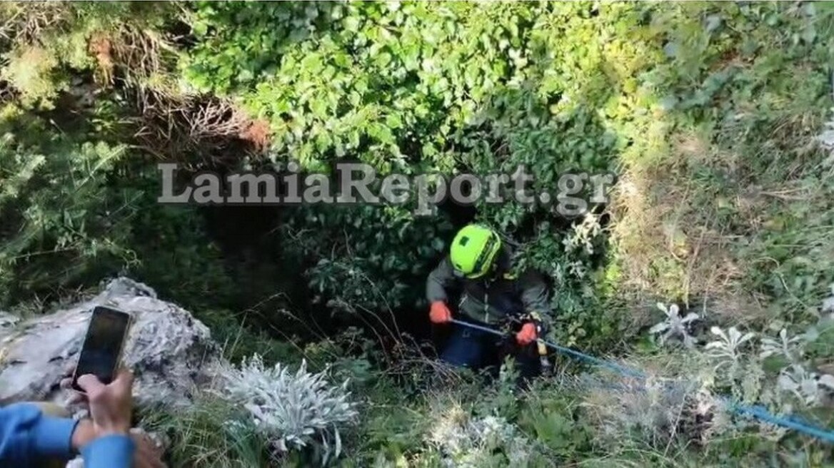 Γλίστρησαν και έπεσαν σε γκρεμό στη Στυλίδα, προσπαθώντας να αλλάξουν λάστιχο σε μηχάνημα