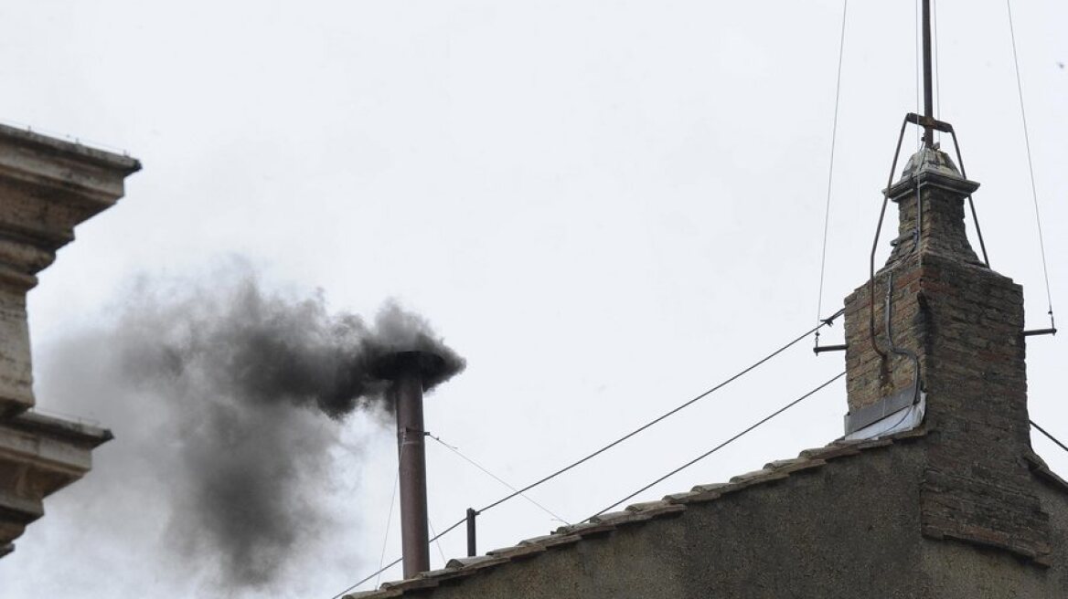 Τι κάνει τον καπνό στη Καπέλα Σιξτίνα μαύρο ή λευκό; Το μυστικό είναι στο ρετσίνι