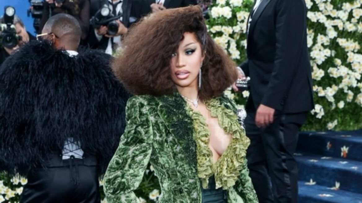H Cardi B απάντησε στα αρνητικά σχόλια για την εμφάνισή της στο Met Gala 2025: «Ήμουν κουρασμένη»