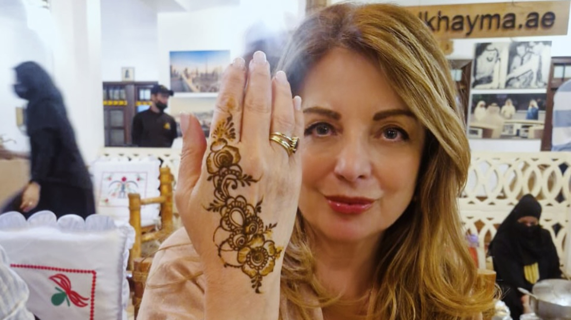 Η Άντζελα Γκερέκου πήγε στο Ντουμπάι και έκανε τατουάζ